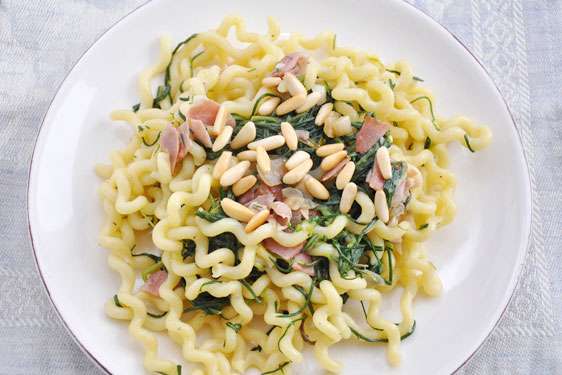 Fusilli agli Agretti, Pinoli e Prosciutto